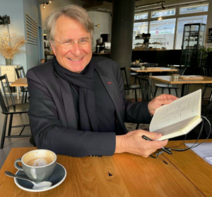 wurde 1959 in Düren geboren. Er ist gelernter Buchhändler und studierte Germanistik sowie Komparatistik an der RWTH Aachen. Er arbeitete im Buchhandel, für den Landtag NRW und ab 1995 in der Stadtverwaltung Aachen. Von 2007 bis 2025 leitete er den Kulturbetrieb der Stadt Aachen. Als junger Segelflieger erlebte er die Eifel aus der Luft, als Wanderer heute vom Boden.