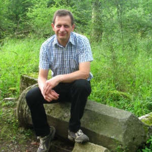 der vor allem historische Romane, aber auch satirische und humoristische Werke schreibt. 1965 geboren, verbrachte ich meine ersten Lebensjahre auf einem Schloss, nämlich in Merode. Offenbar hat mich das historische Ambiente so geprägt, dass ich mich schon früh für Geschichte begeisterte. Und auch fürs Schreiben. Was lag da näher, als mich irgendwann hinzusetzen und historische Romane in die Tasten zu hauen.