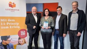 LESEMENTOR Düren - Empfang im Rathaus der Stadt Empfang im Rathaus der Stadt Düren
Foto: Heidi Becker und Peter Becker (3.v.l) stellten Bürgermeister Frank Peter Ullrich (l.) und dem Leiter des Schulverwaltungs- und Sportamtes, Thomas König (4.v.l.) im Rathaus die Arbeit ihres Vereins vor.Düren