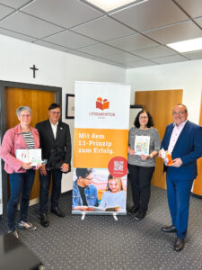 LESEMENTOR Düren - Empfang im Kreishaus Düren
Foto: Eva Müller-Hallmanns, Peter Becker und Heidi Becker stellten im Kreishaus Landrat Dr. Ralf Nolten  die Arbeit ihres Vereins vor.