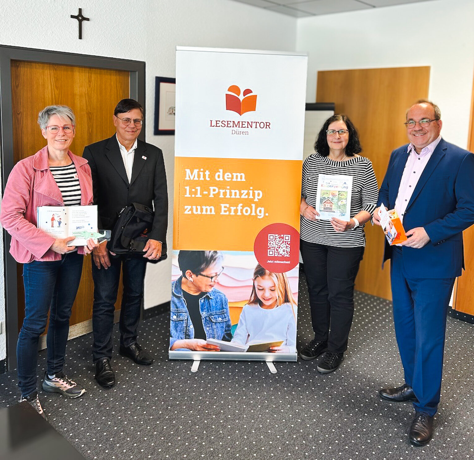 LESEMENTOR Düren - Empfang im Kreishaus Düren
Foto: Eva Müller-Hallmanns, Peter Becker und Heidi Becker stellten im Kreishaus Landrat Dr. Ralf Nolten  die Arbeit ihres Vereins vor.